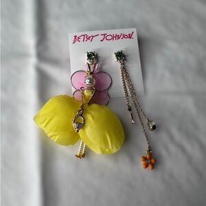 ❤️ Betsey Johnson Pink and Yellow Easter Bunny Flower Earrings